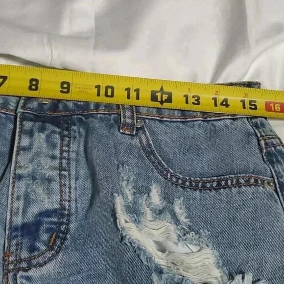 Signature 8 jean shorts - Picture 6 of 10